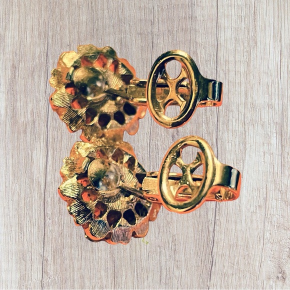 VTG Avon Peridot Green Rhinestone Brushed Gold Tone Flower Clip On Earrings EUC - Picture 3 of 8